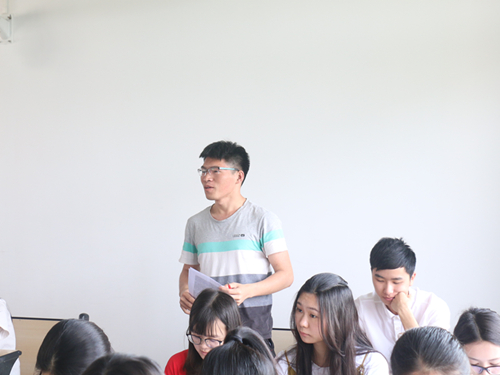 同学向王琼书记阐述其对考研的想法 同学向王琼书记阐述其对考研的想法