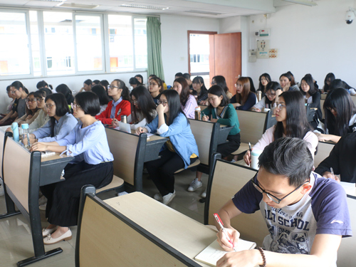 同学们专心致志聆听本次思政课 同学们专心致志聆听本次思政课